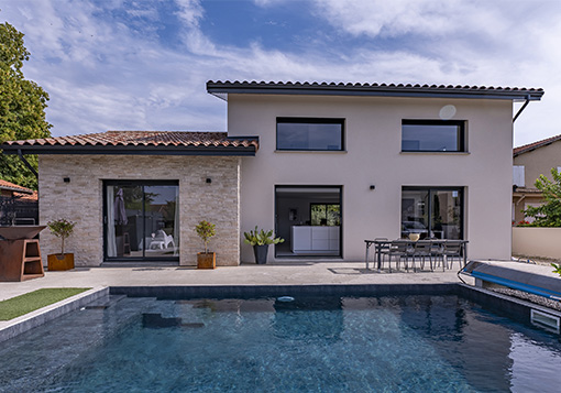 Une maison tournée vers la lumière