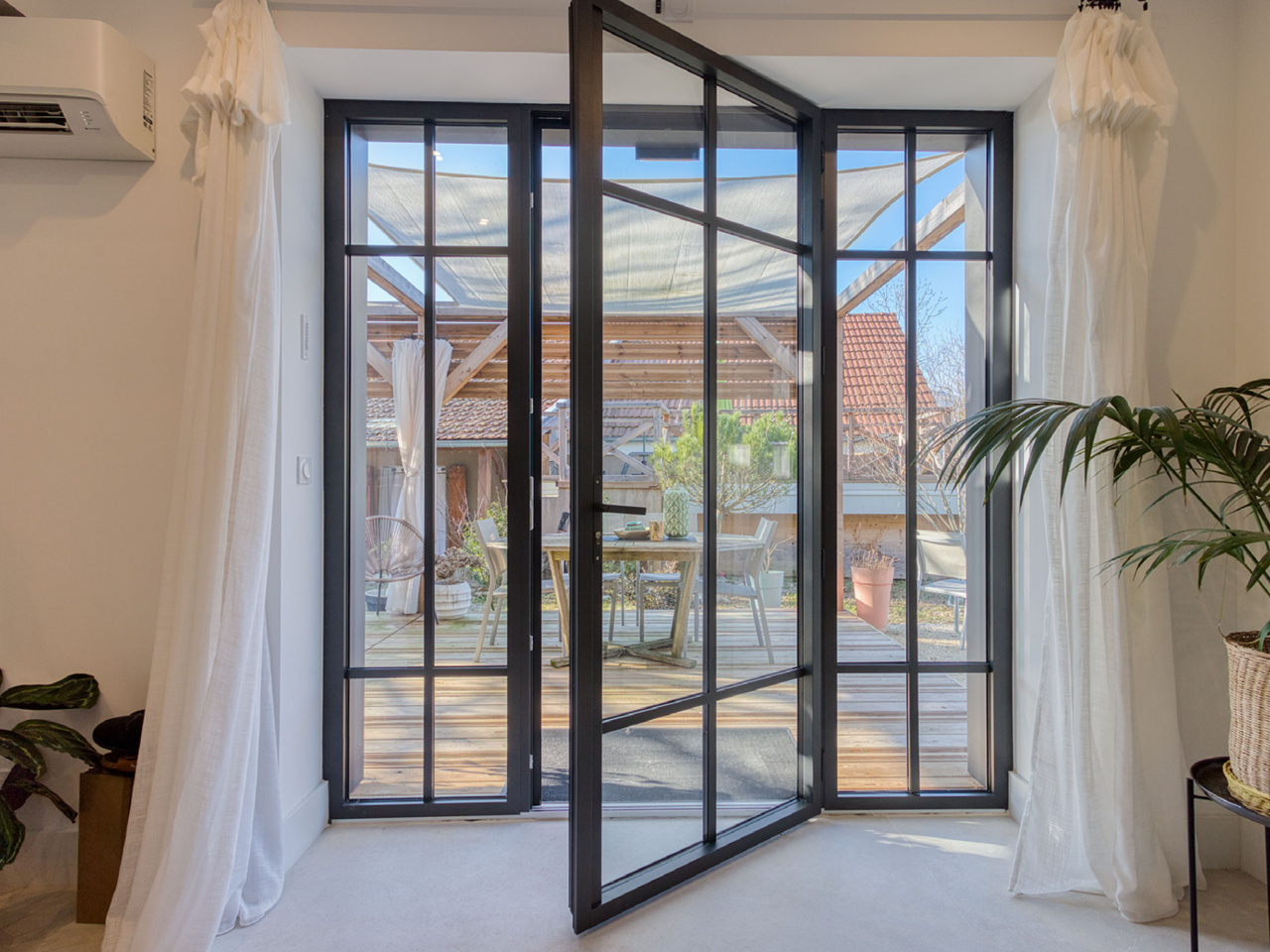 porte-entree-grand-vitrage-menuiserie-groupe-millet