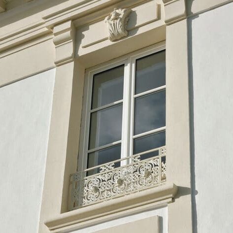 Vue exterieure fenetre sur mesure en bois Louvre